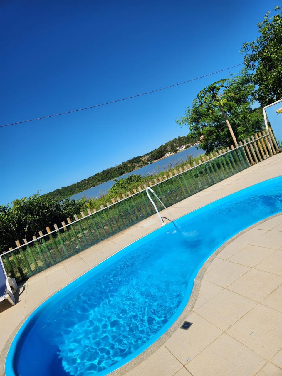 Piscina com vista para o rio